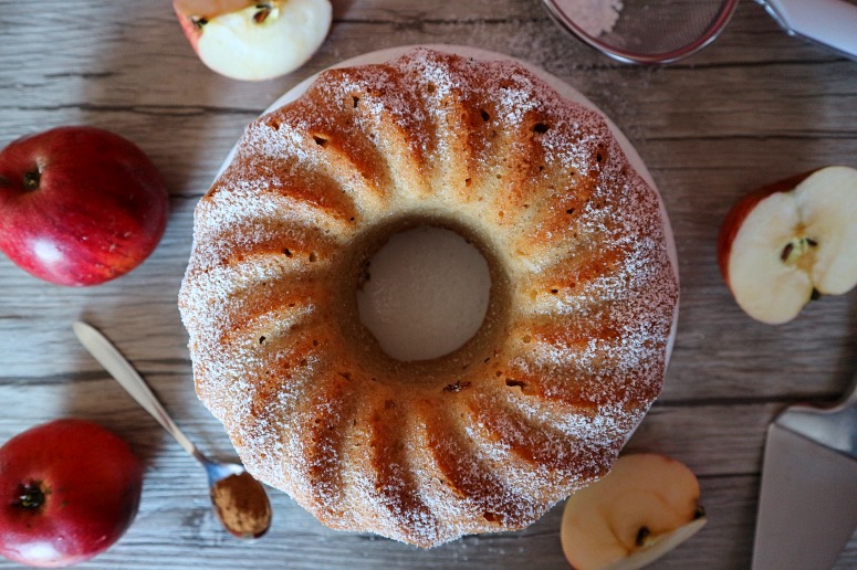 Яблочный кекс с корицей - быстрый рецепт сочного яблочного пирога