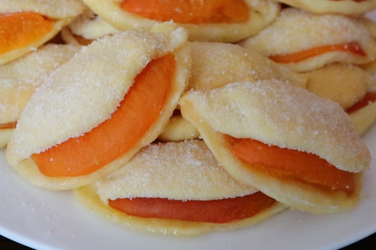 "Поцелуйчики" с абрикосами – рецепт песочно-дрожжевого печенья
