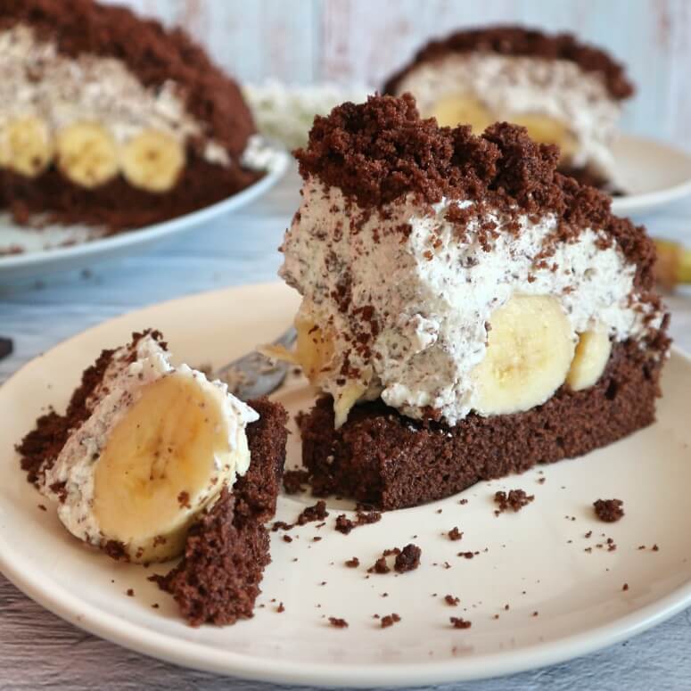 Шоколадный торт с бананами