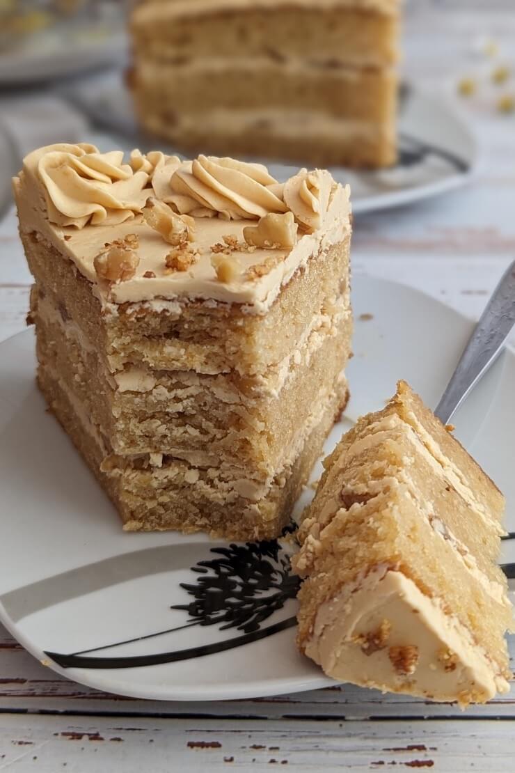 Бисквитный торт с карамельным вкусом и орехами