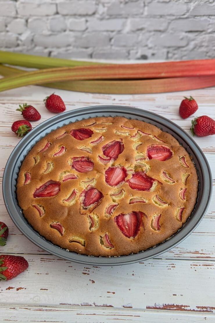 Пирог из ревеня и клубники